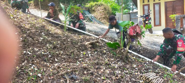 Danramil 06 kalibening dan Babinsa Bergotong royong bersama warga melaksanakan pipanisasi air bersih