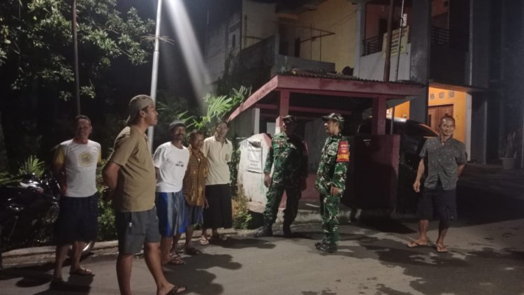 Patroli Rutin Piket Koramil 14 Madukara Sambangi Warga Sedang Ronda