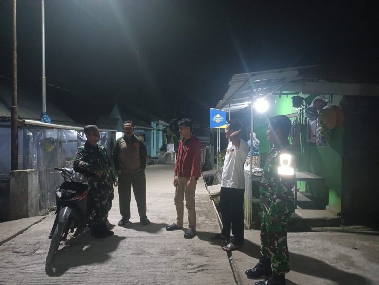 Ciptakan Keamanan Lingkungan Babinsa Koramil 17 Wanayasa melaksanakan Patroli Malam