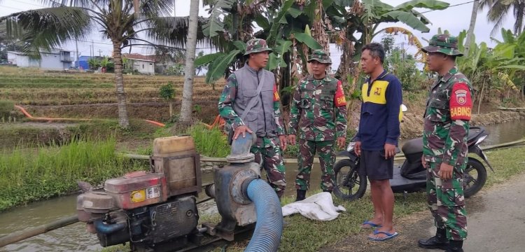 Pascabencana Longsor Koramil 10 Bawang Kawal Pengairan Irigasi Darurat di Desa Gemuruh