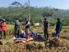Babinsa Koramil 04/Karangkobar Pendampingan PPL dan Poktan Bantu Panen Padi
