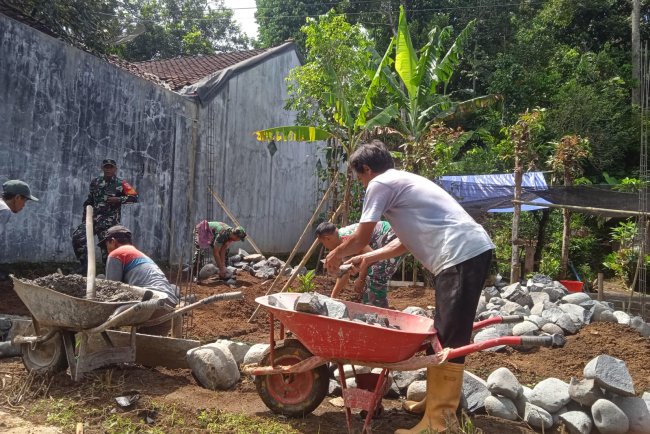Danramil Dan Babinsa Bantu Pembuatan Pondasi Rumah Milik Warga Binaan