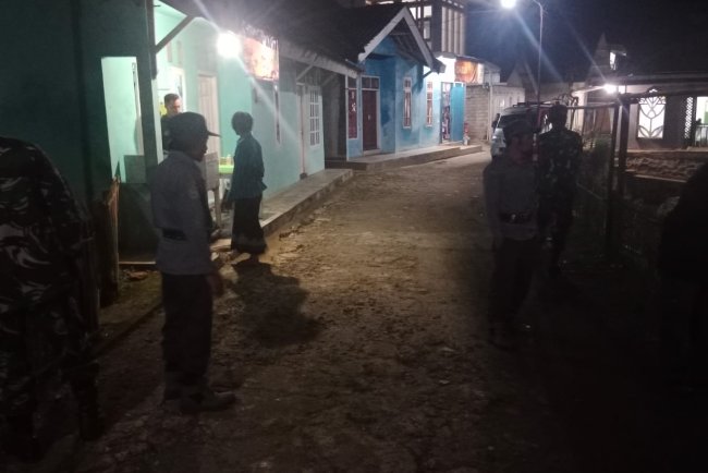 Jaga Keamanan Lingkungan Babinsa Koramil 04 Karangkobar Melaksanakan Patroli Siskamling Bersama Linmas Dan Warga