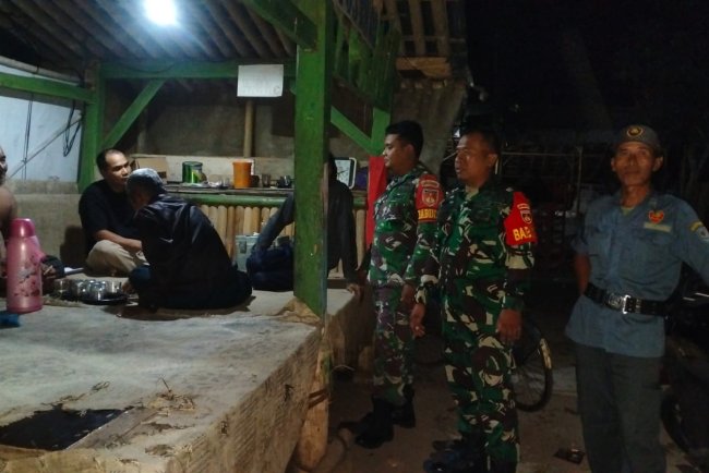 Babinsa patroli bersama Linmas Patroli Siskampling dan acara Hiburan Kesenian Warok
