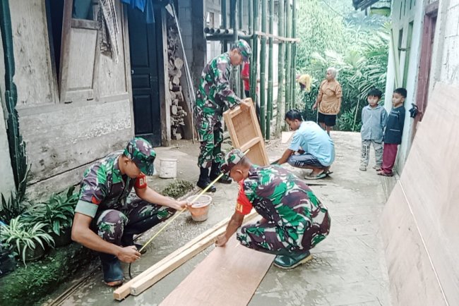Koramil 18 Pagentan Laksanakan Karya Bakti RTLH di Desa Kalitlaga
