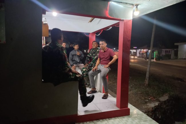 Babinsa Koramil 12 Sigaluh Patroli Siskamling Bersama Warga Cegah Gangguan Kamtibmas