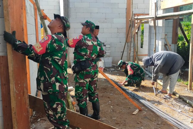 Danramil 06 Kalibening gotong royong bersama warga melaksanakan pembangunan rtlh
