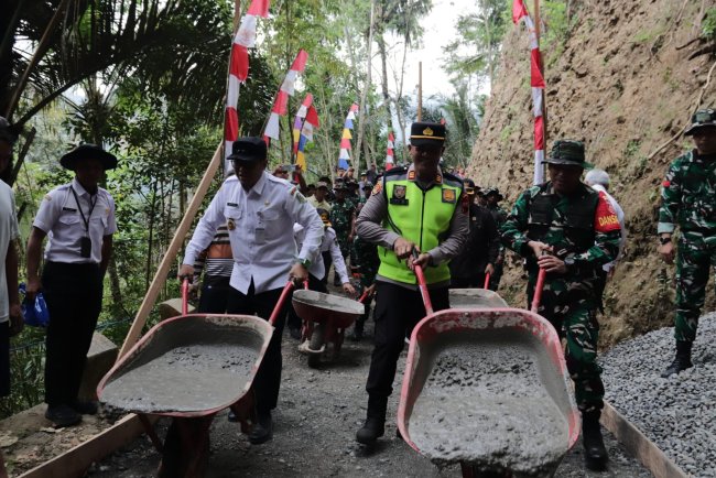 Awali Pengecoran Rabat Beton TMMD Reguler ke-129 Wakil Bupati dan Dandim Wujudkan Harapan Warga Gumelem Kulon