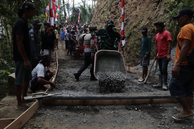 Dorongan Angkong Pratu Figo Semangat Prajurit Membangun Jalan Harapan di Gumelem Kulon