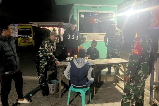 Wujud Nyata Kepedulian Dalam Menciptakan Keamanan Lingkungan Babinsa Koramil 17 Wanayasa melaksanakan Patroli Malam