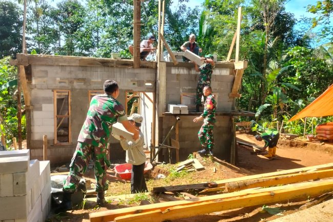 TNI bersama Warga Gotong Royong Bangun RTLH di Petuguran Banjarnegara