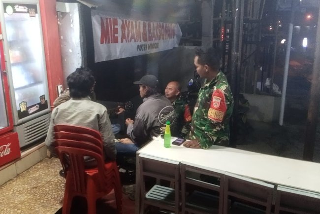 BABINSA KORAMIL 05 BATUR LAKSANAN PATROLI MALAM UNTUK KEAMANAN WILAYAH