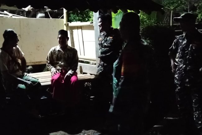 Guna Terciptanya suasana Aman Babinsa patroli bersama Linmas Patroli Siskamling