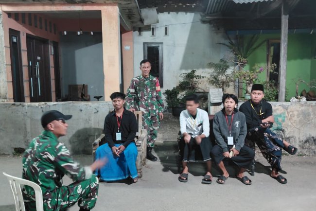 Babinsa Koramil 10 Bawang Laksanakan Patroli Siskamling di Desa Pucang