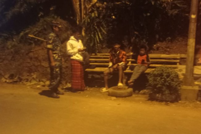 Tingkatkan Keamanan Wilayah, Babinsa Koramil 11 Punggelan Gelar Patroli Siskamling Bersama Ormas