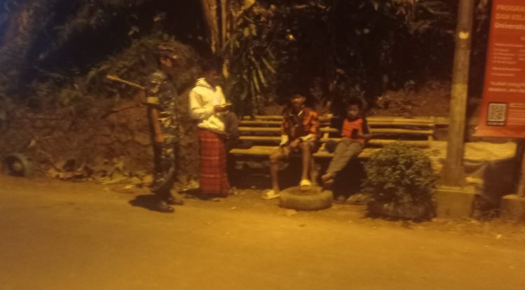 Tingkatkan Keamanan Wilayah, Babinsa Koramil 11 Punggelan Gelar Patroli Siskamling Bersama Ormas