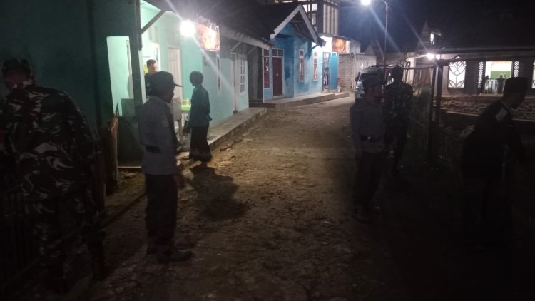 Jaga Keamanan Lingkungan Babinsa Koramil 04 Karangkobar Melaksanakan Patroli Siskamling Bersama Linmas Dan Warga
