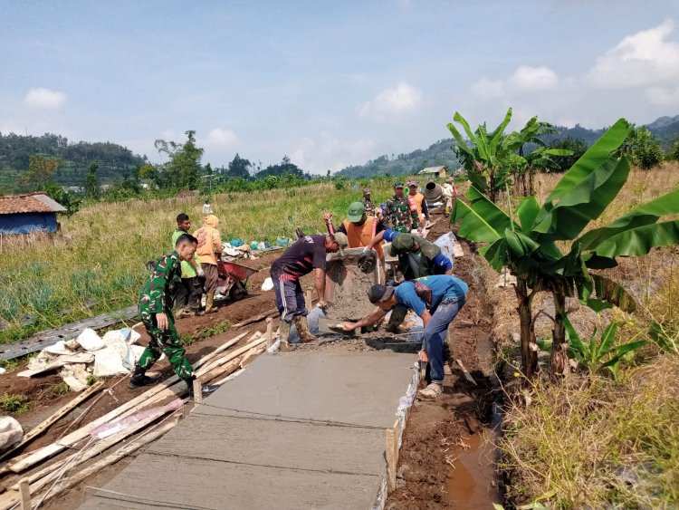 Koramil 17 Wanayasa Laksanakan Kerja Bakti bantu warga bangun JUT