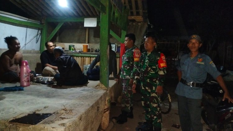 Babinsa patroli bersama Linmas Patroli Siskampling dan acara Hiburan Kesenian Warok