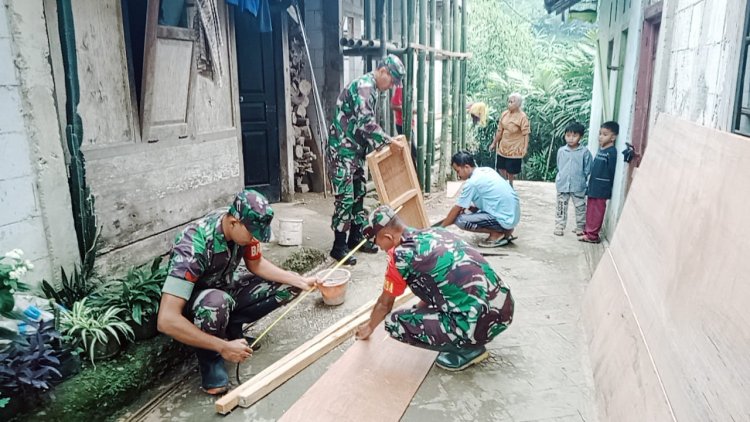 Koramil 18 Pagentan Laksanakan Karya Bakti RTLH di Desa Kalitlaga