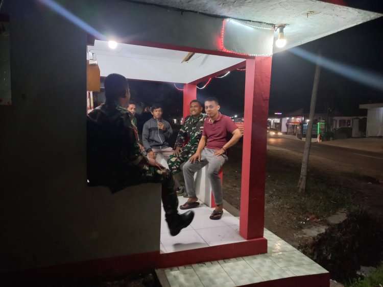 Babinsa Koramil 12 Sigaluh Patroli Siskamling Bersama Warga Cegah Gangguan Kamtibmas