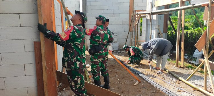 Danramil 06 Kalibening gotong royong bersama warga melaksanakan pembangunan rtlh