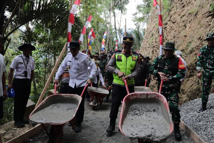Awali Pengecoran Rabat Beton TMMD Reguler ke-129 Wakil Bupati dan Dandim Wujudkan Harapan Warga Gumelem Kulon