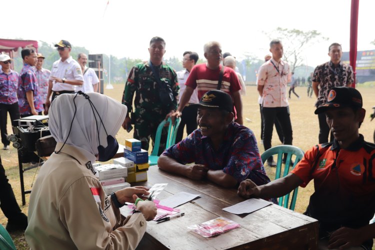 Sentuhan Kepedulian di TMMD Reguler ke-129 Wakil Bupati dan Dandim Tinjau Pelayanan Kesehatan Gratis di Gumelem Kulon