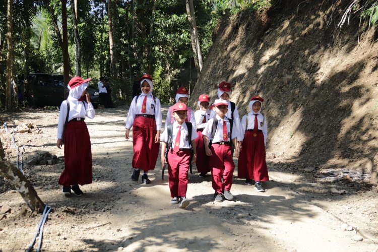 Langkah Kecil Fajar Menyambut Jalan Baru TMMD di Gumelem Kulon