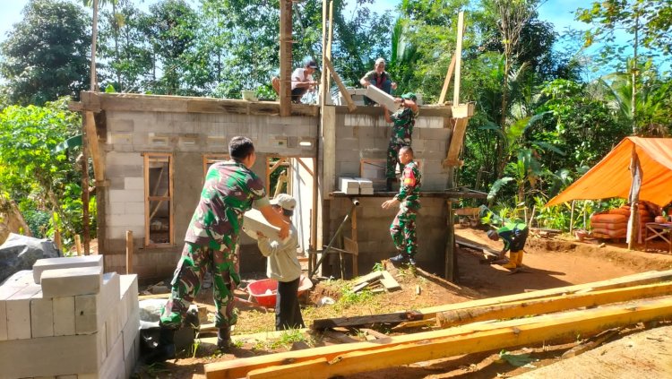 TNI bersama Warga Gotong Royong Bangun RTLH di Petuguran Banjarnegara