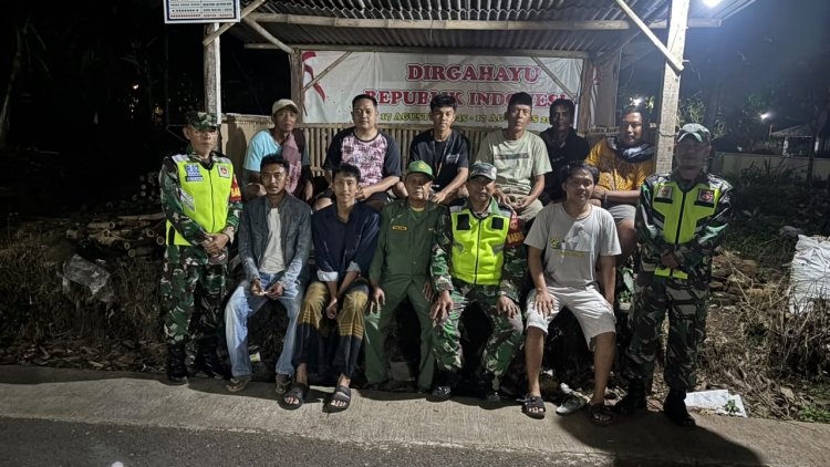 Anggota Koramil 02 Klampok Bersama Warga Dan Satlinmas  Melaksanakan Kegiatan Patroli Siskamling Diwilayah