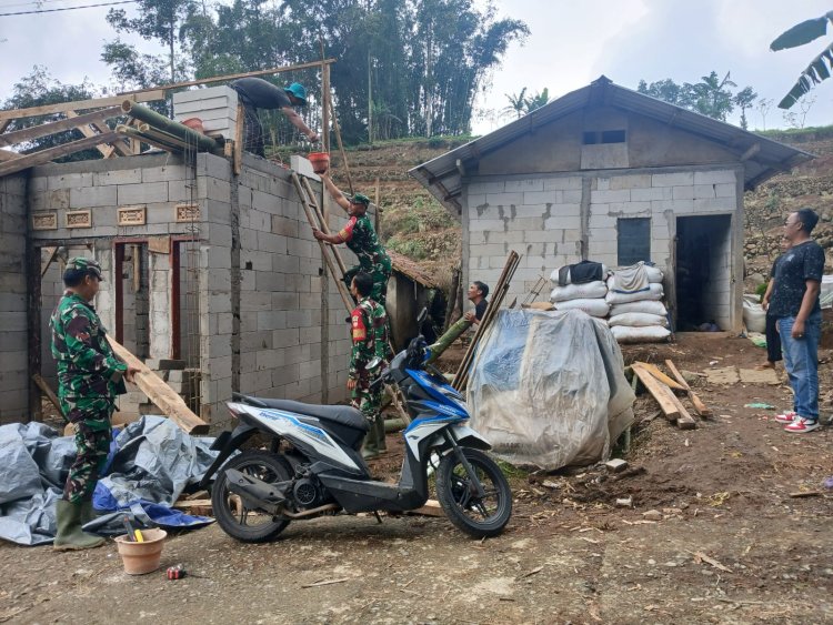 Anggota Koramil 17 Wanayasa Laksanakan Kerja Bakti membantu pembangunan RTLH warga Binaan