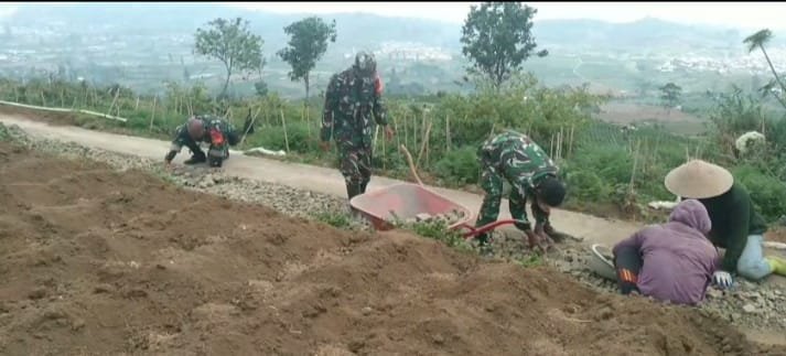 Permudah Akses Petani Koramil Bantu Pembangunan JUT