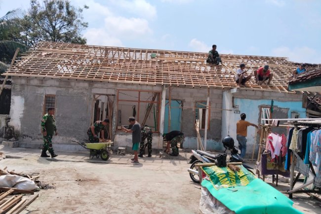 Koramil 08 Purwanegara Gotong Royong Renovasi RTLH di Purwonegoro