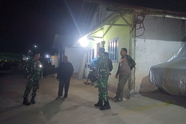 Menciptakan Keamanan Lingkungan Babinsa melaksanakan Patroli Malam