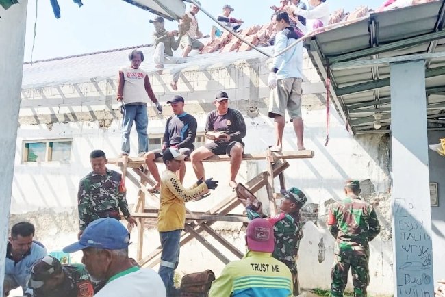Serma Sagi Bahu-Membahu Bedah Rumah Warga di Desa Bandingan