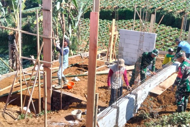 Babinsa Koramil 16 Pejawaran Melaksanakan Kerja Bakti Pembangunan Rumah Tidak Layak Huni