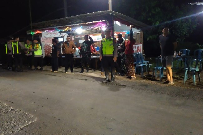 Ronda Malam Bersama TNI Warga dan Koramil 08/Purwonegoro Perkuat Keamanan Lingkungan