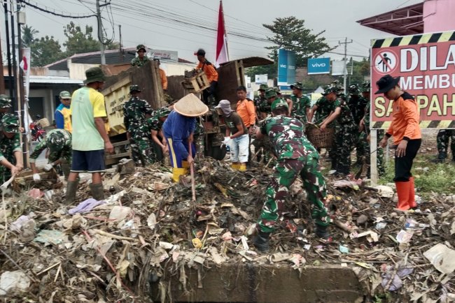 Koramil 02 Klampok Kerja bakti bersama Warga