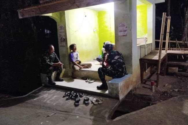 Jaga Kondusivitas Wilayah Babinsa  Siskampling Bersama Warga