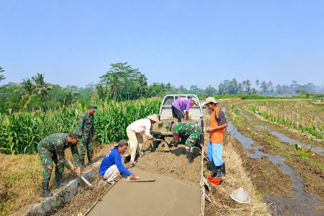 Babinsa Gumingsir Bersama Warga Gotong Royong Bangun Jalan Usaha Tani