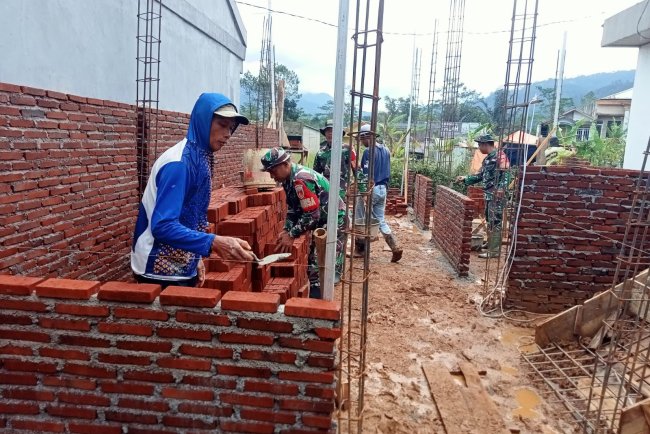 Danramil 06 kalibening bersama warga melaksanakan pendampingan kegiatan Rehabilitasi Rumah Tidak Layak Huni