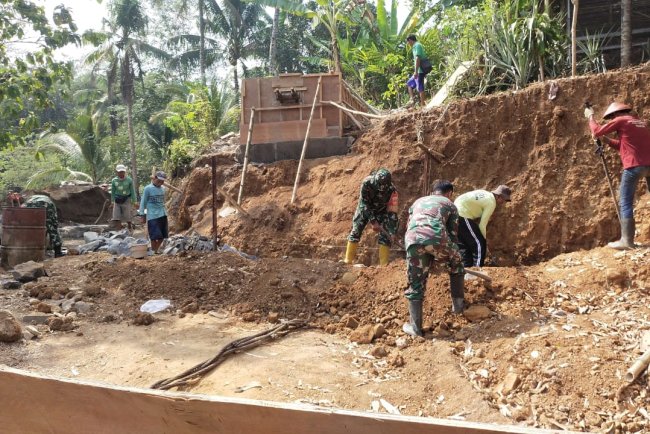 Koramil 08 Purwonegoro Gotong Melaksanakan Royong Bangun Jembatan Gantung