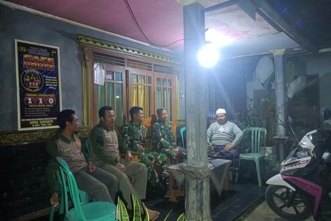 Menciptakan Keamanan Lingkungan Babinsa Koramil 17 Wanayasa melaksanakan Patroli Malam
