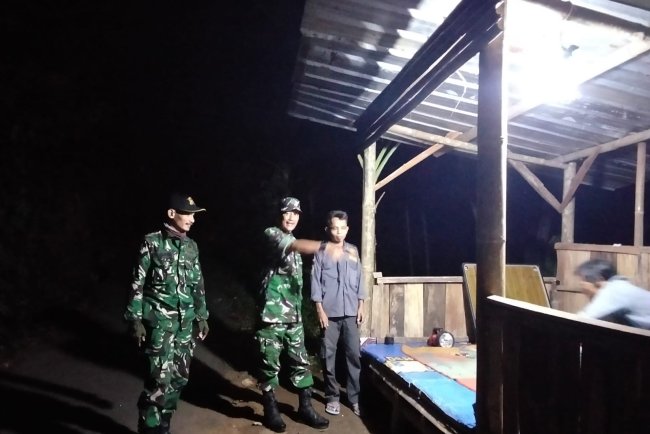 Membaur Bersama Masyarakat Babinsa Laksanakan Patroli Siskamling Guna Ciptakan Keamanan Lingkungan