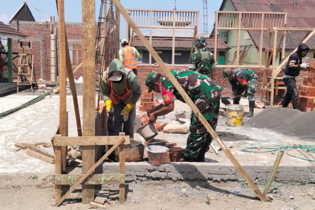Babinsa Koramil 16/Pejawaran Bersama Masyarakat Kerja Bakti Pembangunan RTLH di Wilayah Binaan