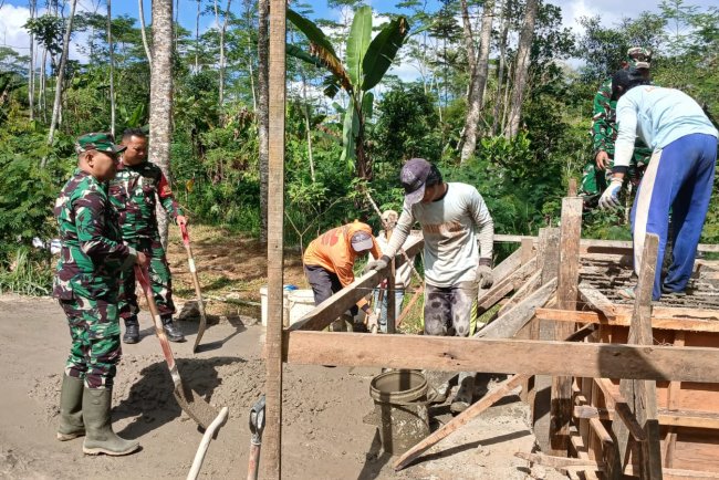Anggota Koramil 17/Wanayasa melaksanakan Karya Bhakti bangun Jembatan Garuda di Desa Binaan