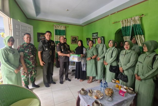 HUT ke-65 Korem 071 Wijayakusuma Dandim Banjarnegara Anjangsana Jalin Silaturahmi dengan Ibu Kuat Triono
