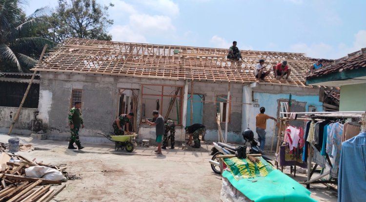 Koramil 08 Purwanegara Gotong Royong Renovasi RTLH di Purwonegoro
