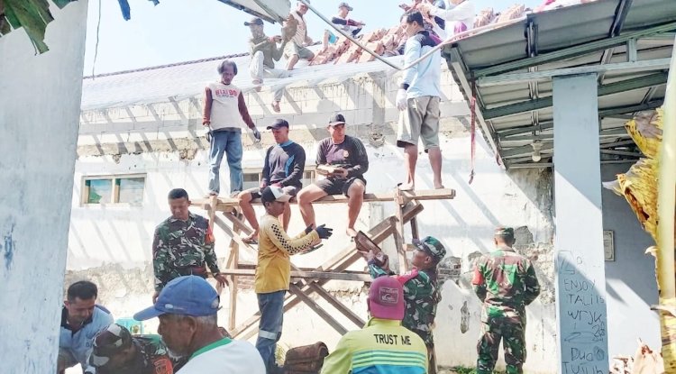 Serma Sagi Bahu-Membahu Bedah Rumah Warga di Desa Bandingan